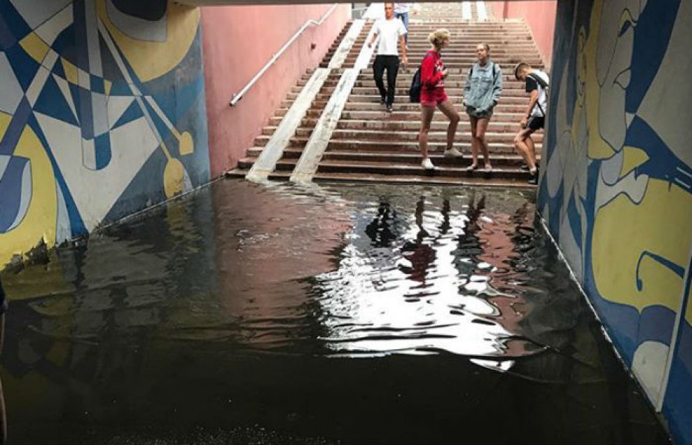 Сильнейший ливень в Красноярске затопил дороги и подземные переходы