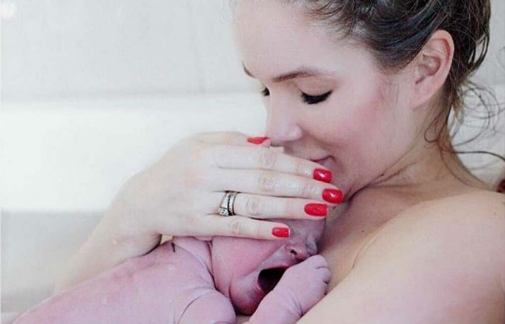 Мать из Красноярска впервые родила в воде в домашней палате роддома Хакасии