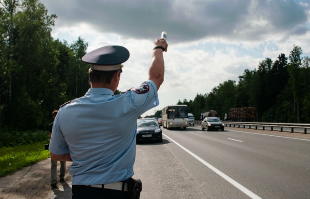 Автоинспекторам вернули право останавливать машины вне постов