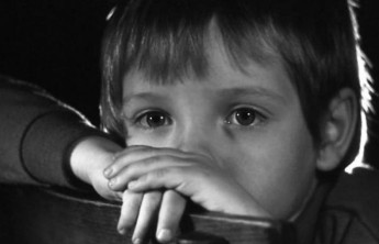 В Саяногорске мать оставила ребенка одного и пошла в ночной клуб