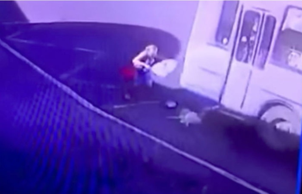 В Норильске автобус протащил по земле застрявшую ногой в двери 4-летнюю девочку