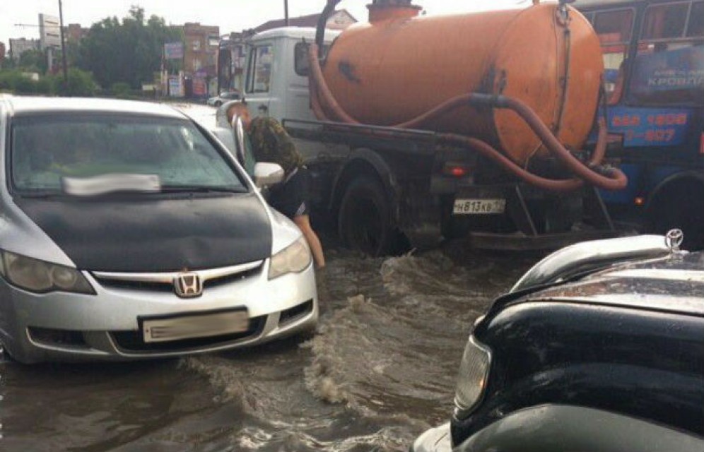 Воскресный дождь превратил столицу Хакасии в маленькую Венецию