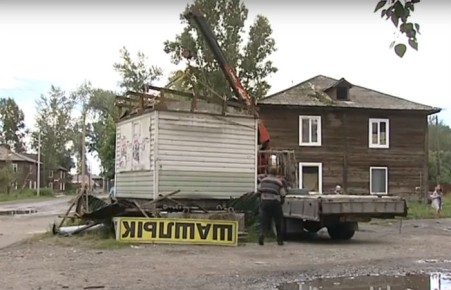 В Абакане приставы снесли шашлычный киоск