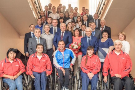 Виктор Зимин вручил Елене Вяльбе орден «За заслуги перед Хакасией»