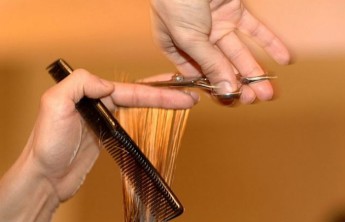 В Абакане вор позарился на фен и ножницы