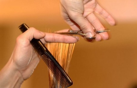 В Абакане вор позарился на фен и ножницы