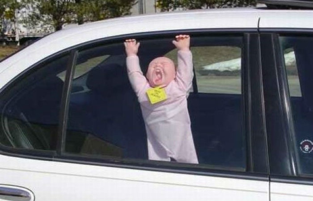 В Абакане полицейские проверили реакцию прохожих на оставленного в машине ребенка