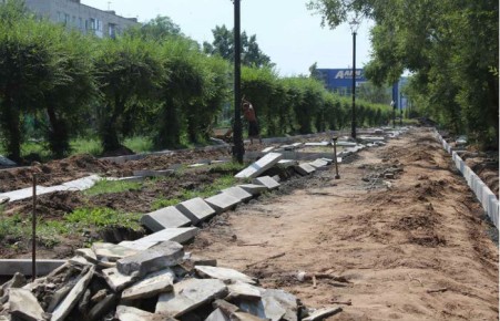 В Черногорске вандалы разворотили новые бордюры на улице Юбилейной