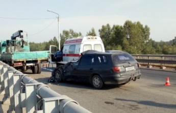 В Хакасии иномарка налетела на грузовик дорожников