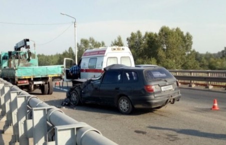 В Хакасии иномарка налетела на грузовик дорожников