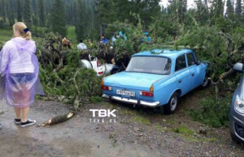 Крупный град в Ергаках повредил автомобили и оборвал провода