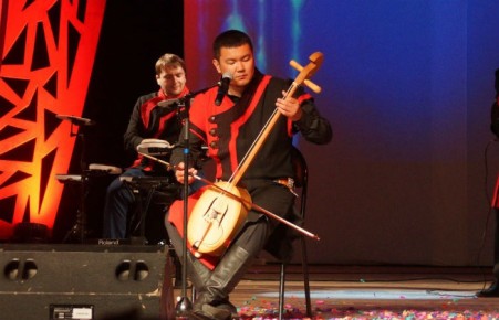 Музыкант из Хакасии стал лучшим на Международном Курултае сказителей