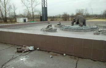 В городском парке Черногорска вандалы разгромили фонтан "Медведица"