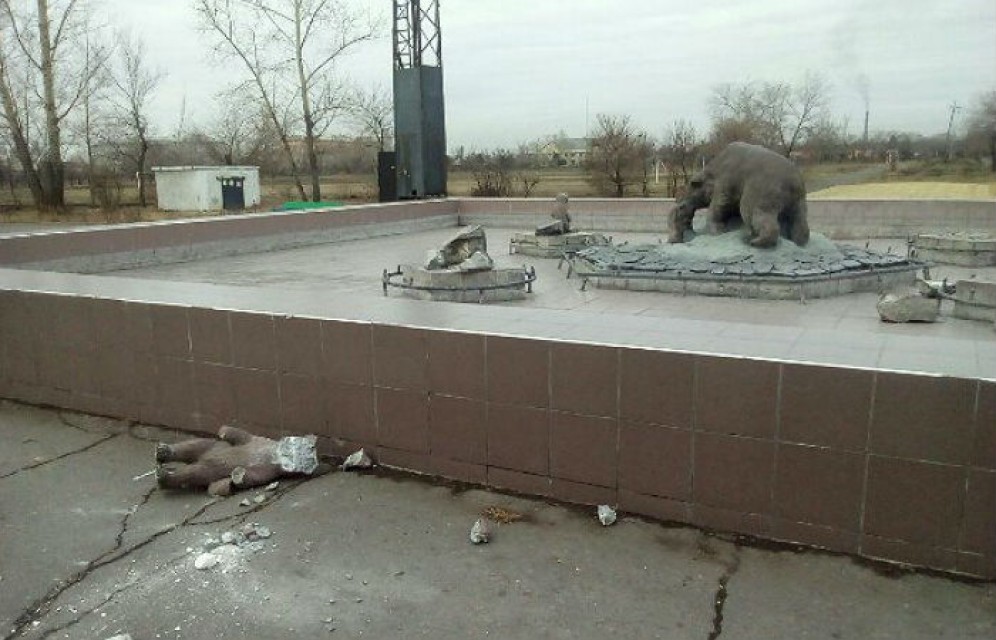 В городском парке Черногорска вандалы разгромили фонтан "Медведица"