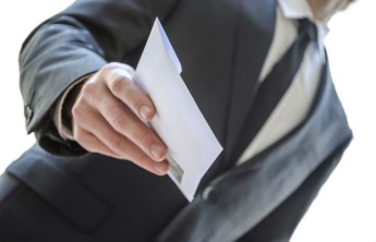 В правительстве Хакасии после обращения на прямую линию заинтересовались "серыми" зарплатами