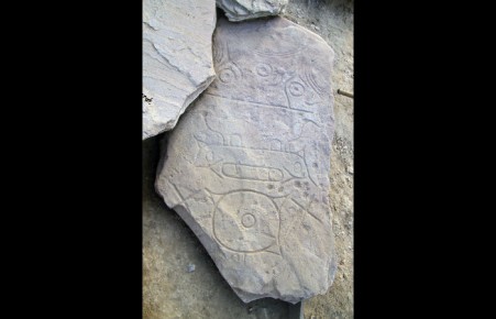 Петербургские археологи в Хакасии откопали трехглазого клыкастого бога