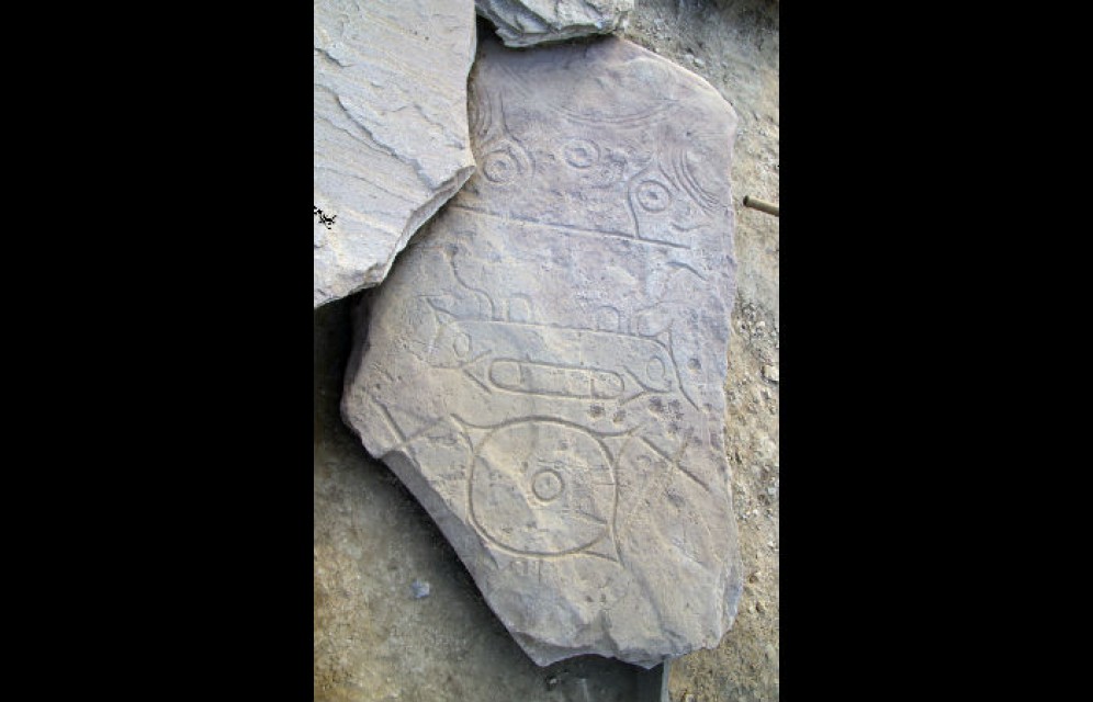 Петербургские археологи в Хакасии откопали трехглазого клыкастого бога