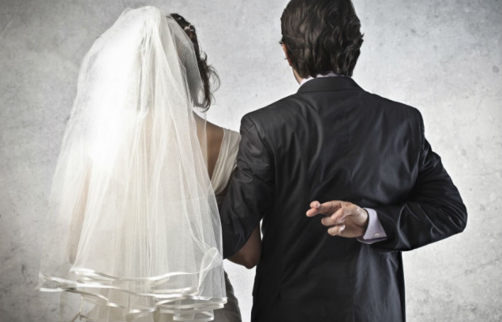 Жительница Черногорска оформила фиктивный брак с иностранцем