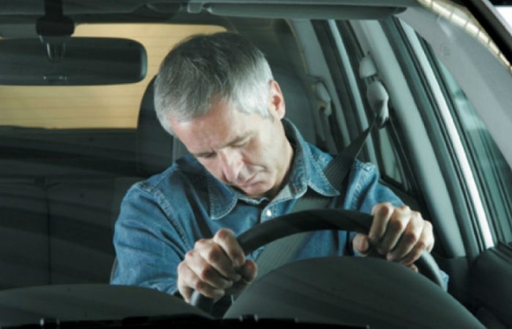 В Абакане инспекторы ГИБДД спасли водителя, у которого случился инсульт за рулем