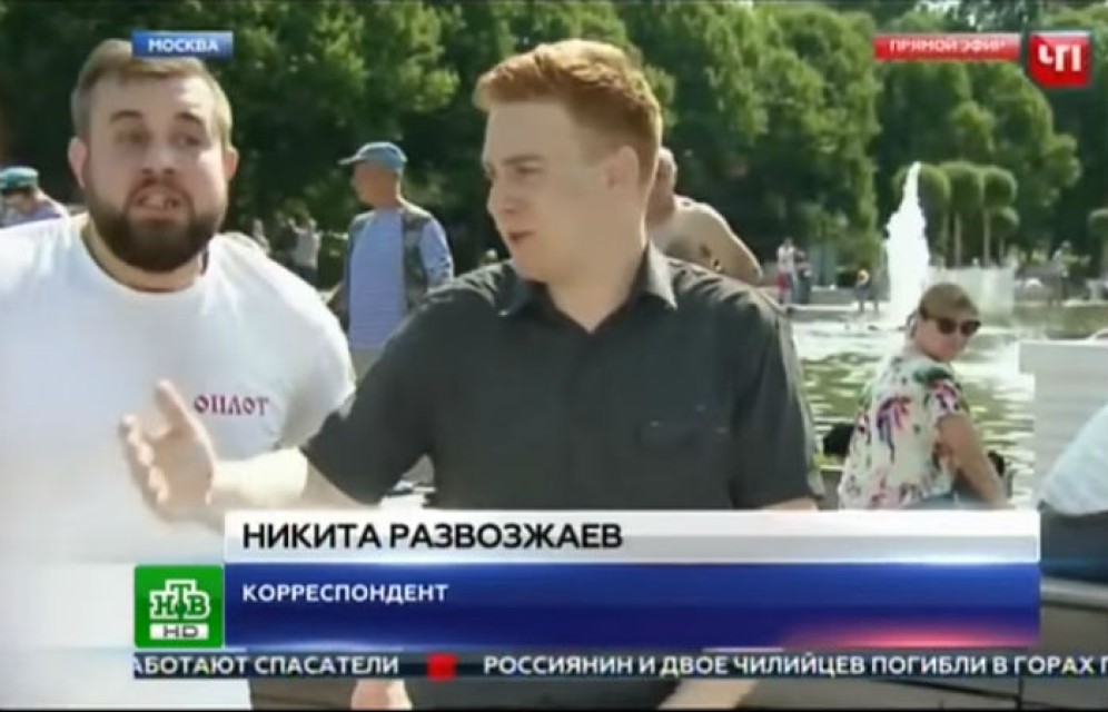 Корреспондента НТВ побили в прямом эфире у фонтана с десантниками