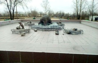 Разрушителями фонтана в парке Черногорска оказались подростки