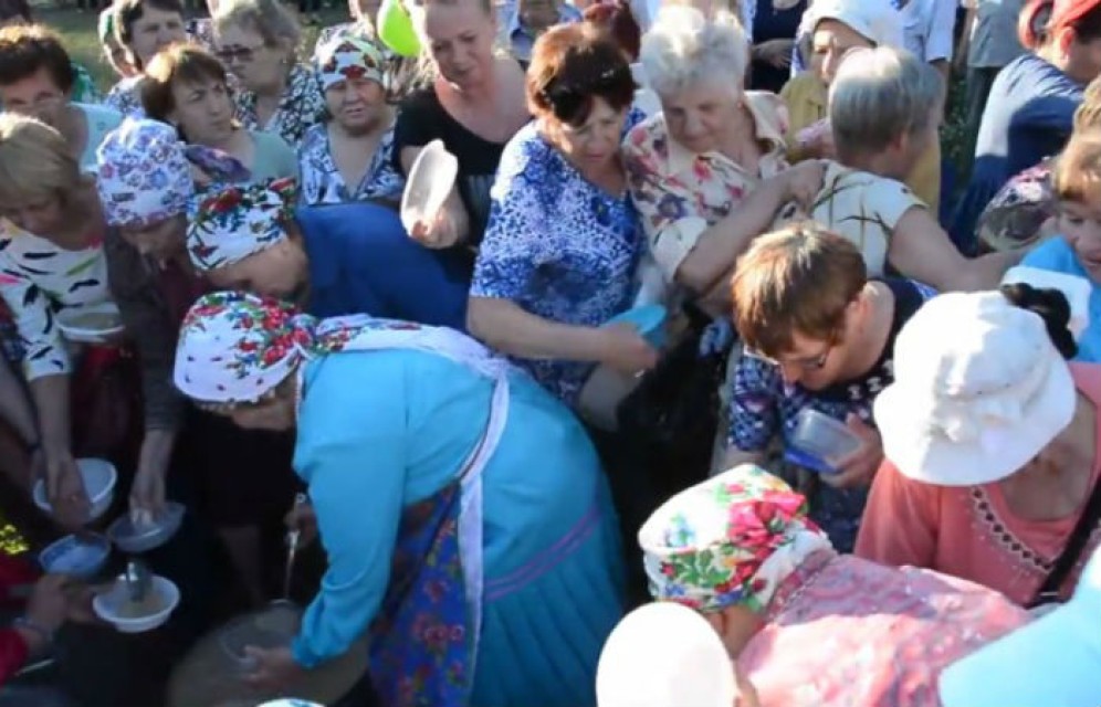 В Удмуртии пенсионеры устроили давку из-за бесплатной каши