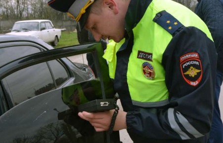 В Минусинске упрямый водитель попал под арест за отказ снять тонировку 