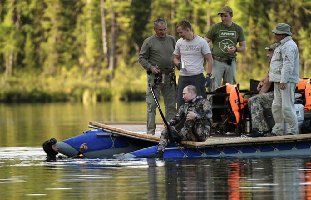 В сети появилось видео подводной охоты Путина на щуку