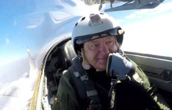 В соцсетях высмеяли полет Порошенко на советском истребителе