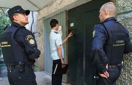 В Абакане приставам пришлось вскрывать жилье должника