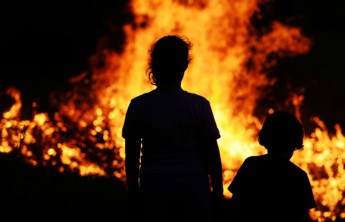 В Усть-Абакане инспекторы ГИБДД спасли из горящего дома шесть человек и кошку