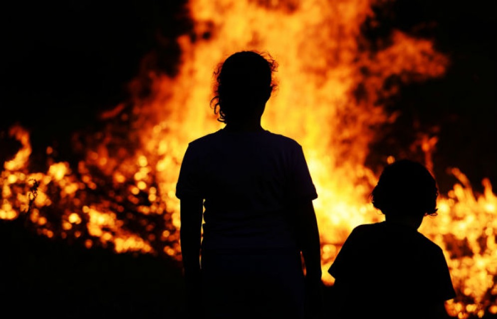 В Усть-Абакане инспекторы ГИБДД спасли из горящего дома шесть человек и кошку