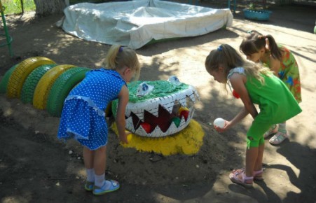 В Саяногорске прокуратура требует избавиться от покрышек на детских площадках