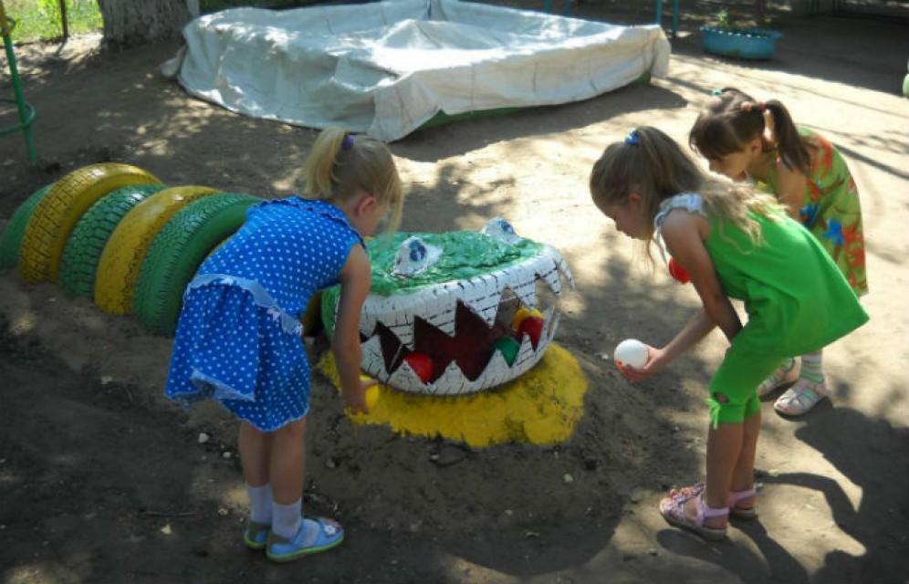 В Саяногорске прокуратура требует избавиться от покрышек на детских площадках