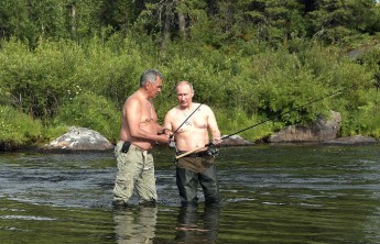 Кремль показал полное видео отпуска Путина в Сибири