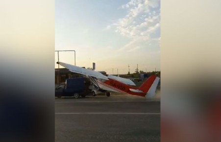 Легкомоторный самолёт протаранил легковушку на трассе в Чечне