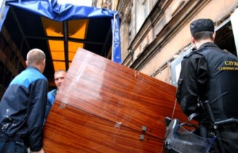 Жительницу Черногорска выселили за антисанитарию