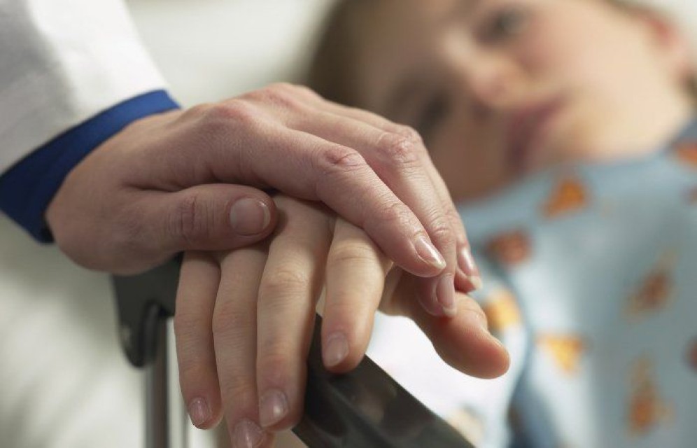 В Абакане 5-летняя девочка распылила газовый баллончик себе в лицо, а мальчик обжегся кипятком