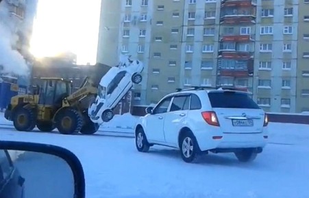Эвакуация по-норильски: ковшом экскаватора за заднее колесо