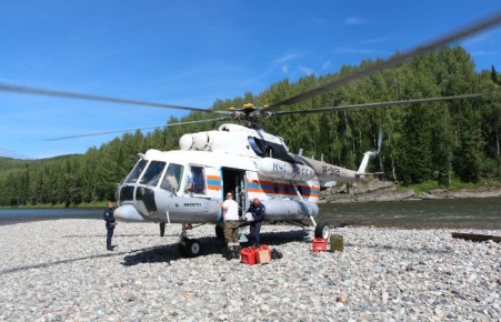 На реке Казыр четвертые сутки ищут пропавшего черногорского рыбака