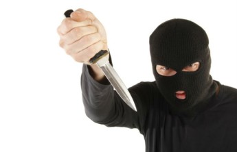 В Абакане грабитель с ножом напал на продавца магазина