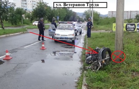 В Саяногорске водитель без прав врезался в столб