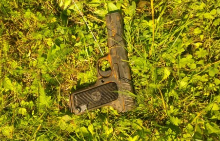 В Абакане подростки нашли на дне протоки пистолет ТТ 1944 года