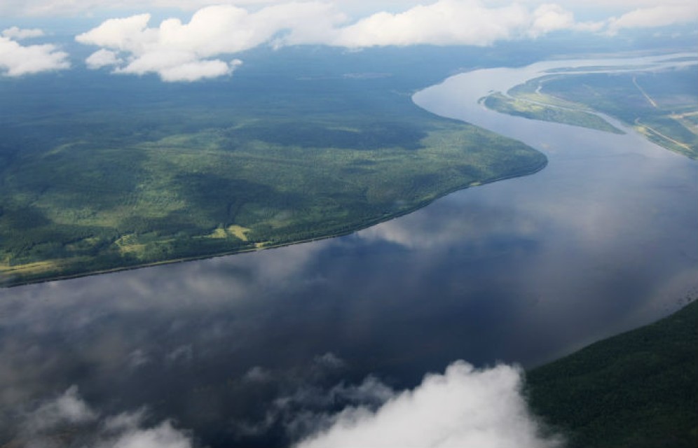 Красноярский полицейский несколько километров преследовал плот с детьми