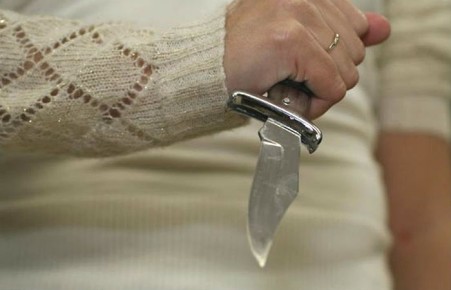 В Абакане девушка в пьяной ссоре ранила сожителя