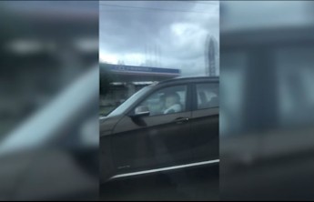 В Красноярске отец посадил младенца за руль BMW