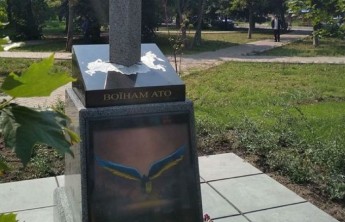 В Киеве открыли памятник в виде вонзенного в карту России меча