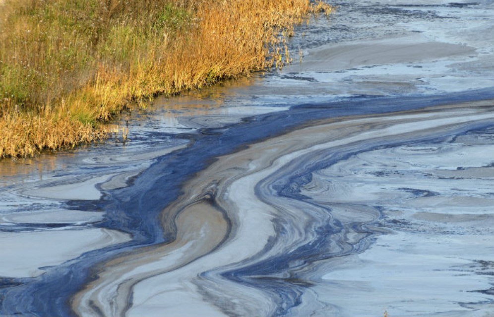 Виновником разлива нефтепродуктов в Енисей оказался житель Хакасии