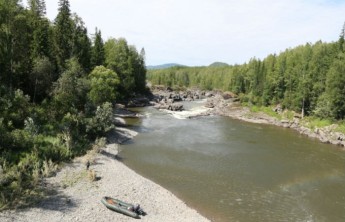 Хакасские спасатели не прекращают поиски пропавшего на Казыре рыбака