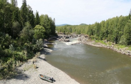 Хакасские спасатели не прекращают поиски пропавшего на Казыре рыбака
